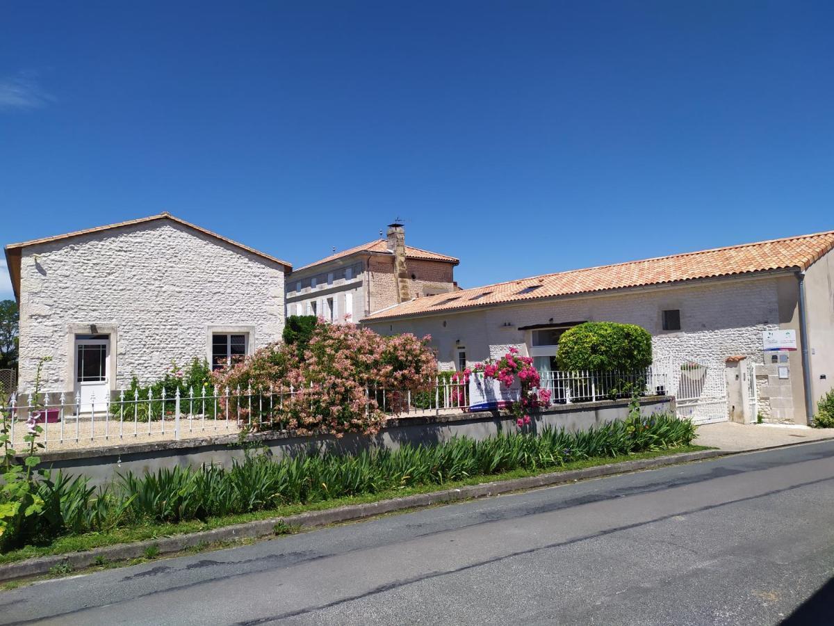 Les Gites Du Vigneron Et Cd'H Saint-Seurin-de-Palenne Экстерьер фото
